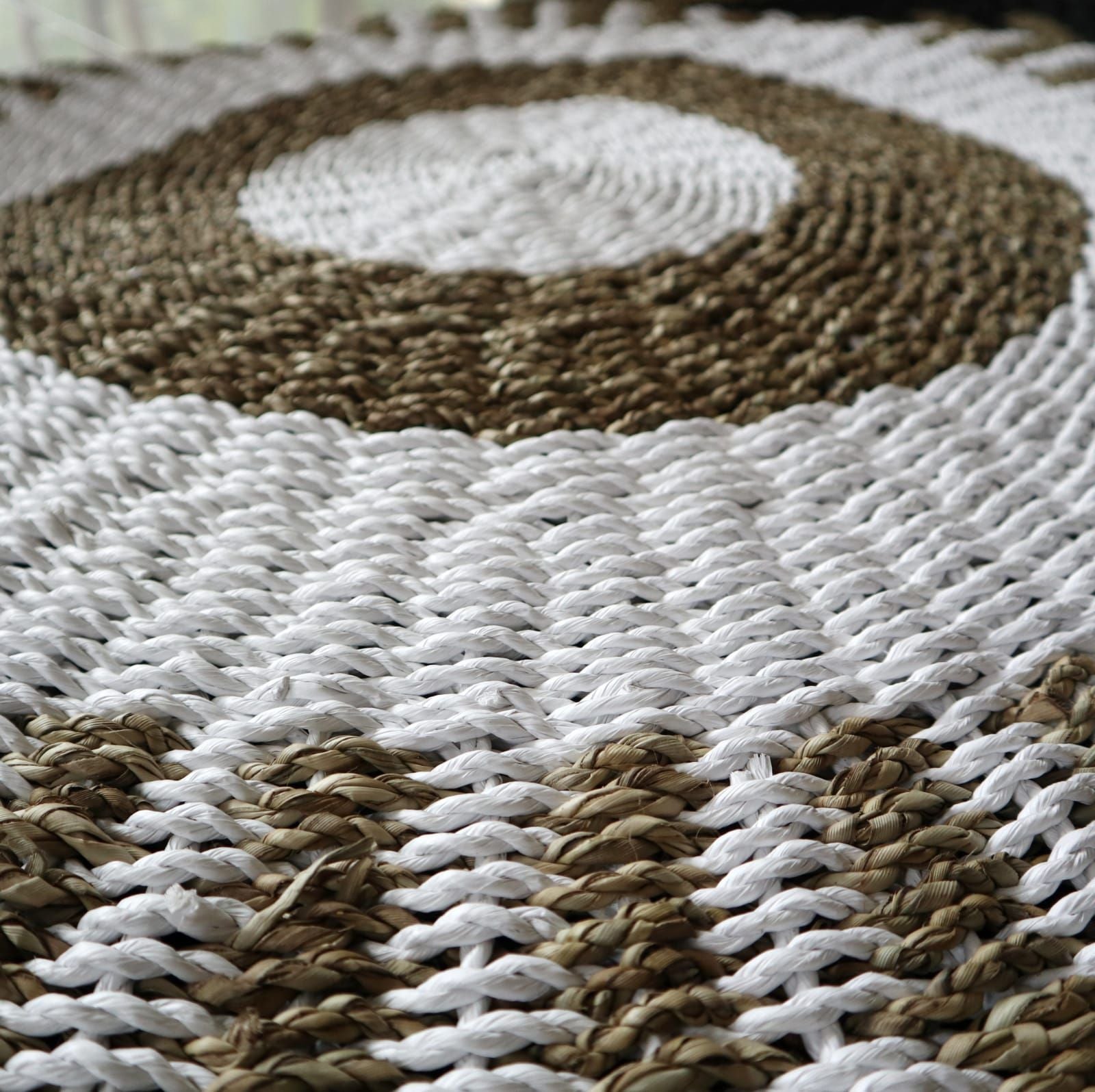 Seagrass Round Seagrass White Tan 1m